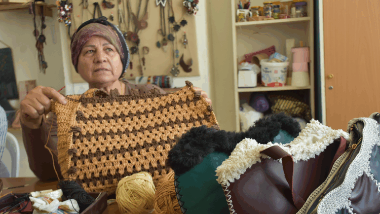 Kadın üreticiler, atık kağıtları sepete dönüştürdü