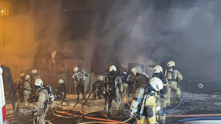 Kağıthane'de matbaa deposunda yangın