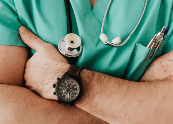 Kamuda çalışan doktorun 'veresiye defteri' tuttuğu iddia edildi