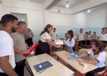 Kanseri yenen liseli Gülnaz'a sınıf arkadaşlarından pastalı karşılama