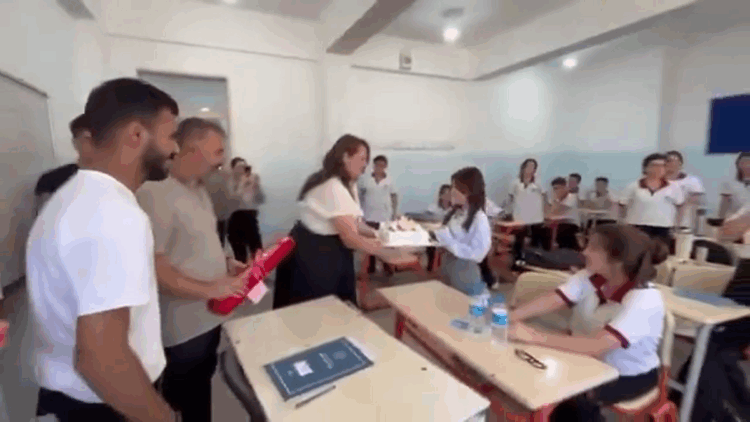 Kanseri yenen liseli Gülnaz'a sınıf arkadaşlarından pastalı karşılama