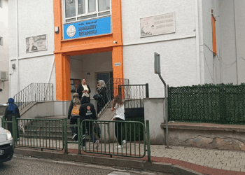 Kantinden şeker alıp yiyen 9 öğrenci, hastanelik oldu
