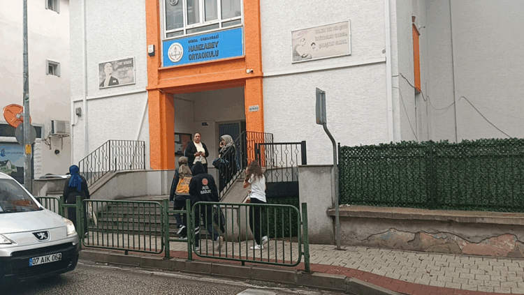 Kantinden şeker alıp yiyen 9 öğrenci, hastanelik oldu