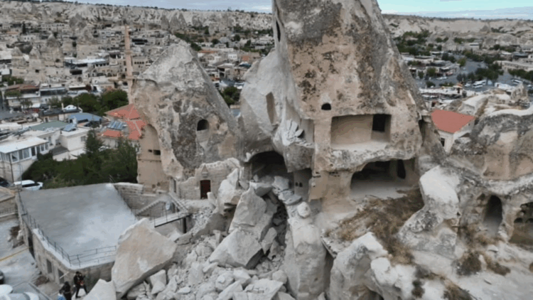 Kapadokya’da peribacasının bir kısmı yıkıldı