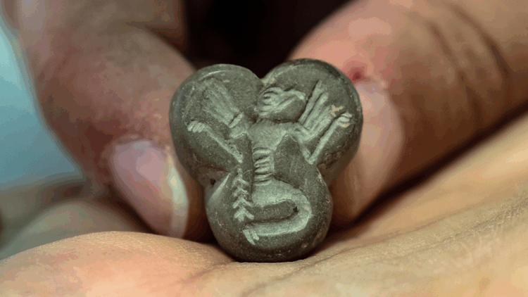 Karahöyük’te kartal başlı, insan figürlü mühür bulundu