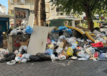 Karşıyaka'da işçiler yeniden eyleme başladı; Çöp yığınları oluştu
