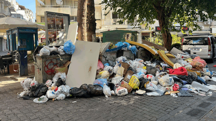 Karşıyaka'da işçiler yeniden eyleme başladı; Çöp yığınları oluştu