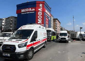 Kavşakta belediye otobüsü ile kamyonet çarpıştı; 1'i çocuk, 5 yaralı