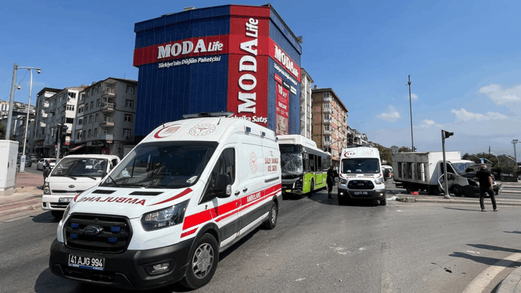 Kavşakta belediye otobüsü ile kamyonet çarpıştı; 1'i çocuk, 5 yaralı