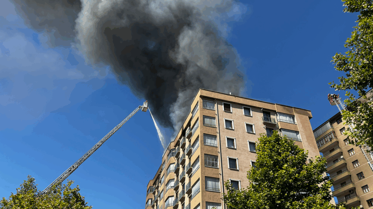 Kayseri'de 8 katlı binanın çatısında yangın