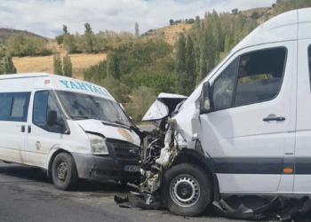 Kayseri'de minibüsler çarpıştı; 13 yaralı