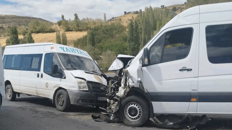 Kayseri'de minibüsler çarpıştı; 13 yaralı