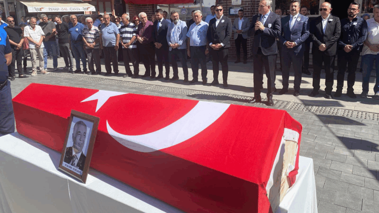 Kazada ölen eski belediye başkanı törenle toprağa verildi