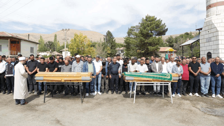 Kazada ölen ikizler, son yolculuğuna uğurlandı