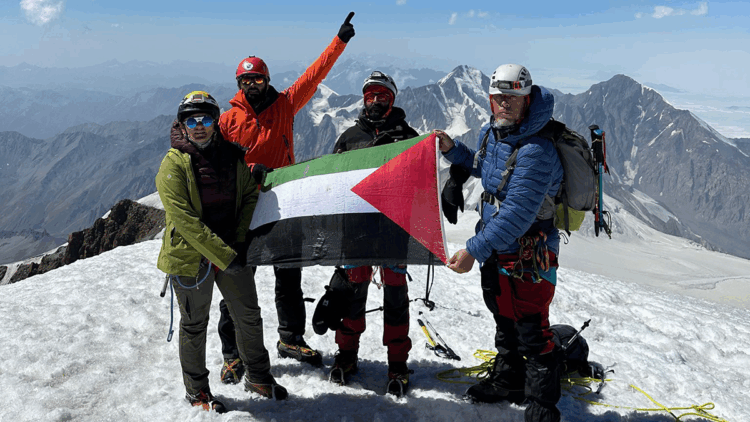 Kazbek Dağı'na tırmanan Rizeli dağcılardan Filistin'e destek