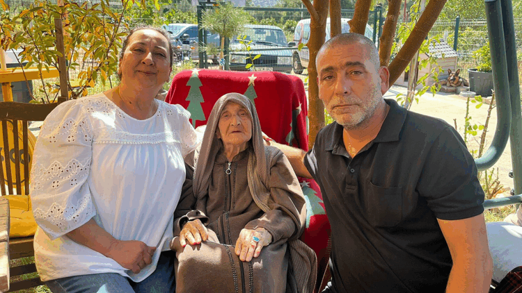 Kendisini büyüten babaannesiyle paylaştığı videolar ilgi gördü