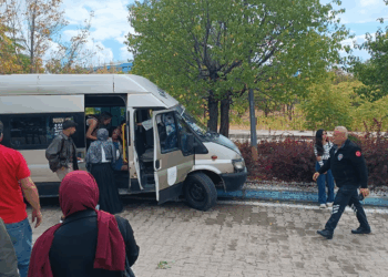Kırıkkale Üniversitesi kampüsünde dolmuş ağaca çarptı; 13 öğrenci yaralı