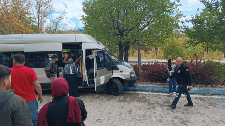 Kırıkkale Üniversitesi kampüsünde dolmuş ağaca çarptı; 13 öğrenci yaralı