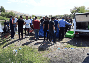Kızılırmak'a düşen arkadaşını kurtarmak isterken birlikte boğuldular