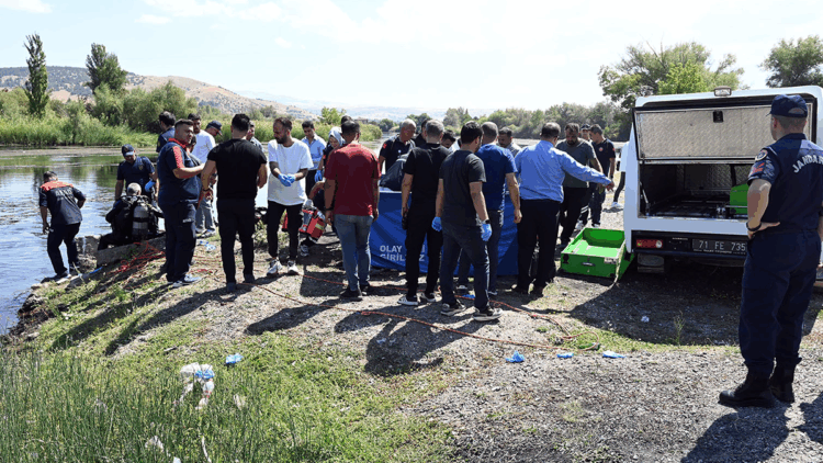 Kızılırmak'a düşen arkadaşını kurtarmak isterken birlikte boğuldular