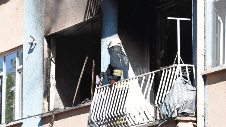 Konya'da 5 katlı binada yangın; 7’si çocuk 13 kişi dumandan etkilendi