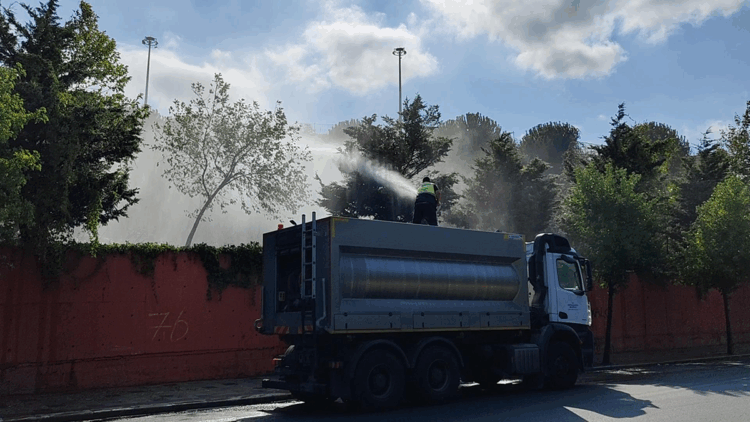 Küçükçekmece'de otluk alanda çıkan yangın söndürüldü