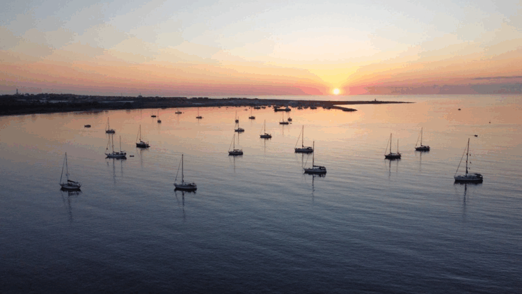 SİCİLYA Adası’nın en uç noktasındaki Portopalo Limanı açıklarında demirleyen teknelerin, Gazze’ye doğru yola çıkmak için beklediği bildirildi. Gazze'ye gitmek için yola çıkan Küresel Sumud Filosu'ndaki tekneler Gazze'ye doğru denize açılmaya devam ediyor. Küresel Sumud Filosu'ndaki teknelerin bazıları, Sicilya Adası’nın en uç noktasındaki Portopalo Limanı açıklarında Gazze’ye doğru yola çıkmak üzere bekliyor. Küresel Sumud Filosu'nda, ‘Özgürlük Filosu Koalisyonu’, ‘Küresel Gazze Hareketi’, ‘Mağrib Sumud Konvoyu’ ve Malezya merkezli ‘Sumud Nusantara’ organizasyonu yer alıyor. Filoda, 50’ye yakın ülkeden yüzlerce aktivist teknelerle Gazze'ye hareket ediyor.