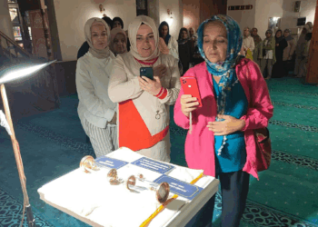 Kuşadası'nda mukaddes emanetleri görmek için sıraya girdiler