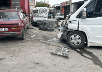 Kütahya'da okul servis minibüsleri çarpıştı; 5’i çocuk, 7 yaralı