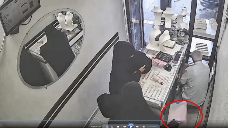 Kuyumcunun dikkatini dağıtıp, 2,5 kilogram altın çaldılar