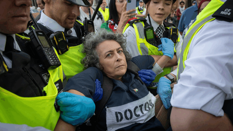 Londra’da ‘Palestine Action’ grubuna destek eyleminde 890 gözaltı