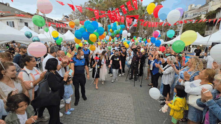 Lösemiyi yenen 11 yaşındaki Ali Demir, yüzlerce balonla karşılandı