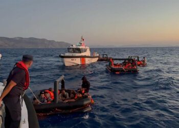 Muğla'da 74 kaçak göçmen Sahil Güvenlik ekipleri tarafından kurtarıldı