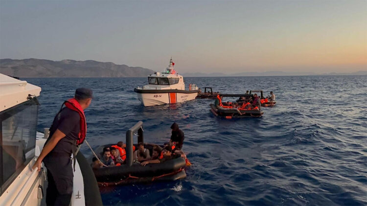 Muğla'da 74 kaçak göçmen Sahil Güvenlik ekipleri tarafından kurtarıldı