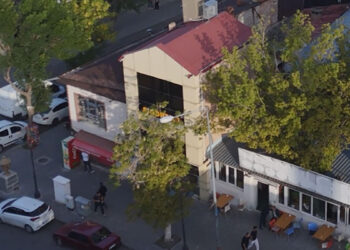 Kafenin ortasında meyve ağaçları kaldı