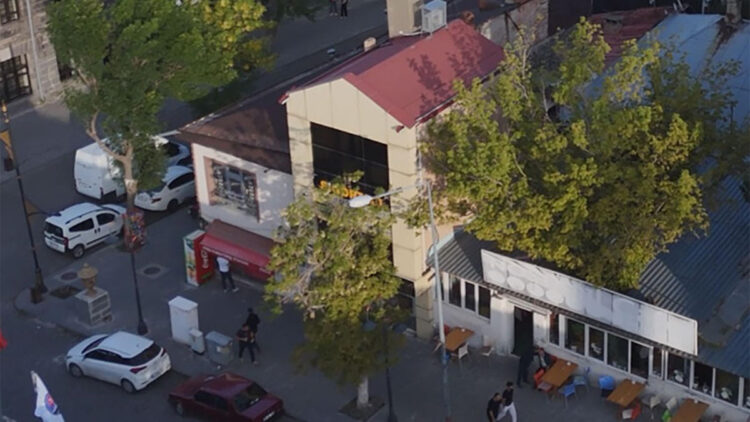 Kafenin ortasında meyve ağaçları kaldı