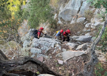 Muğla'da kayalıklarda mahsur kalan Alman vatandaşını JAK ekibi kurtardı