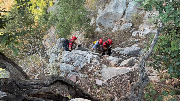 Muğla'da kayalıklarda mahsur kalan Alman vatandaşını JAK ekibi kurtardı