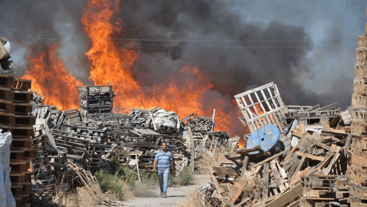 Manisa'da palet fabrikasında yangın
