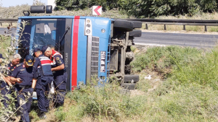 Mersin'de cezaevi ring aracı devrildi: 5'i mahkum 12 yaralı