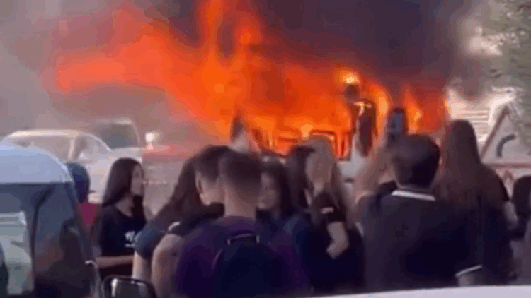 Mersin'de öğrenci servisi yandı