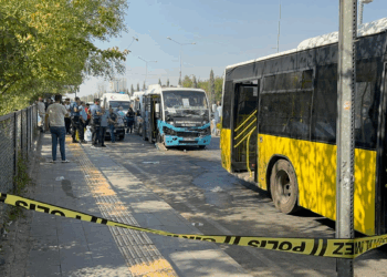 Minibüs, duraktaki otobüse çarptı: 15 yaralı