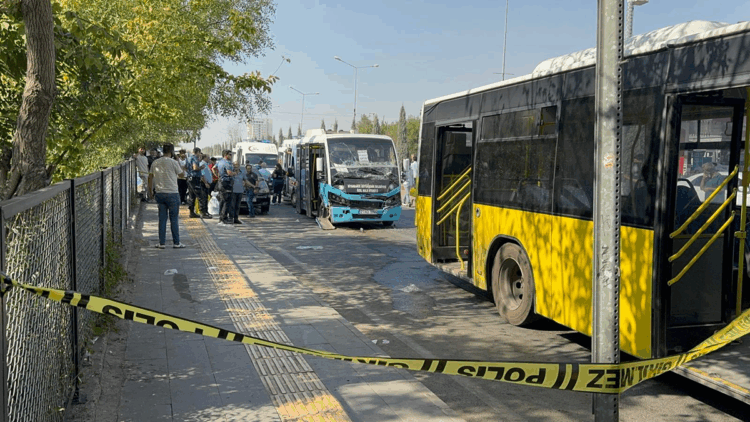Minibüs, duraktaki otobüse çarptı: 15 yaralı