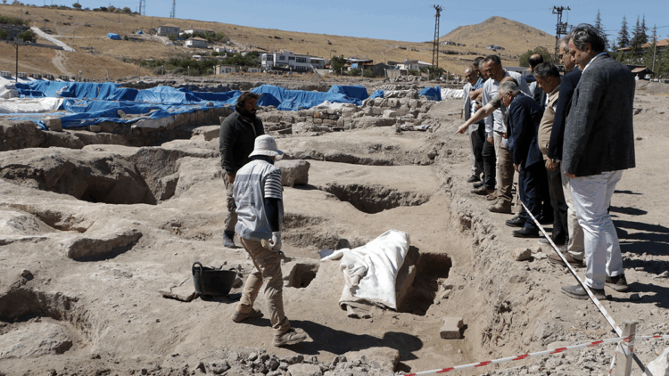 Mozaik kazı çalışmasında, çocuk ve yetişkin mezarları bulundu