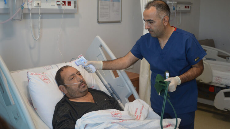 6 kiloluk böbrek ameliyatla çıkarıldı