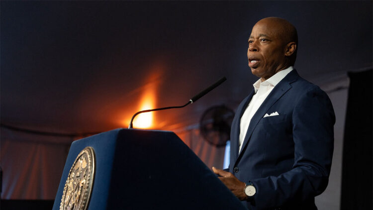 New York Belediye Başkanı Eric Adams seçim kampanyasından çekildi