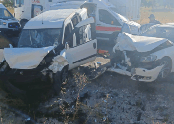 Nevşehir'de otomobil ile hafif ticari araç çarpıştı: 14 yaralı
