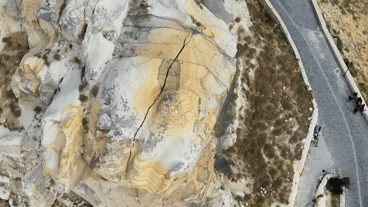 Nevşehir'in simge noktalarından Kadıkalesi’nden kaya parçası düştü