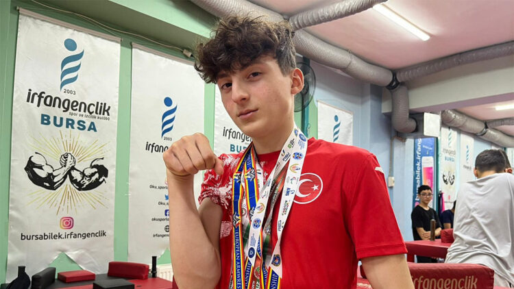 Berat Demir 15 yaşında dünya şampiyonu oldu