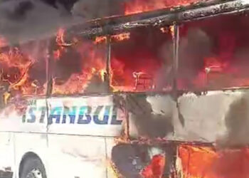 Otoyolda yolcu otobüsü alev alev yandı
